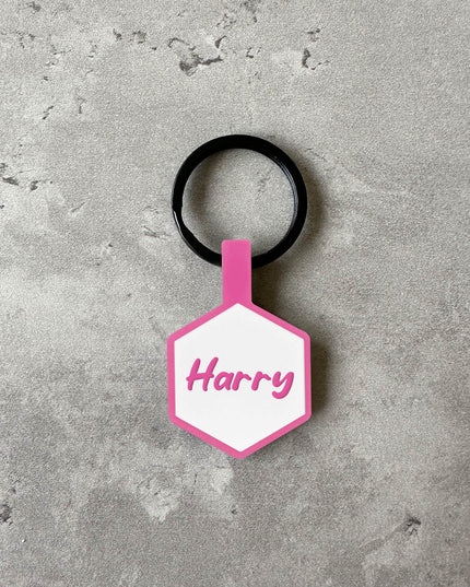 Vit/rosa namnbricka till hund - Typsnitt Tea