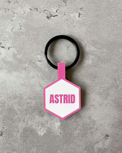 Vit/rosa namnbricka till hund - Typsnitt Anton