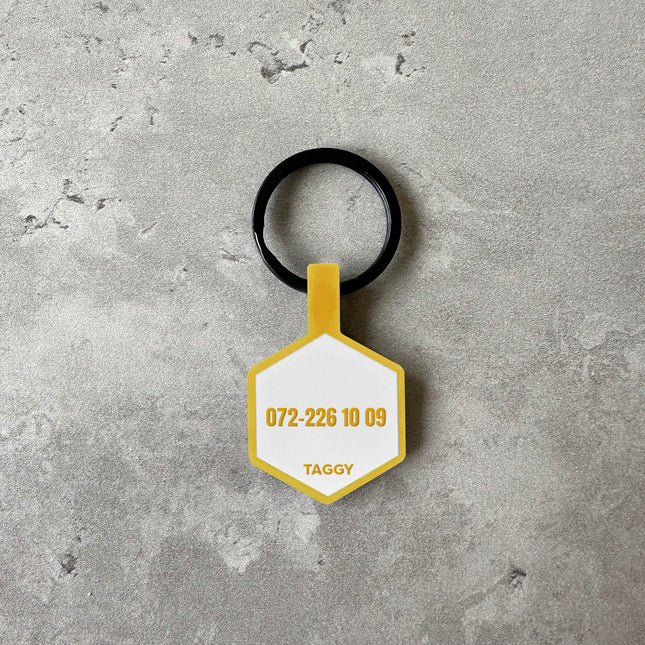 Vit/gul namnbricka till hund - Typsnitt Tea