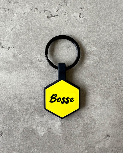 Gul namnbricka till hund - Typsnitt Tea