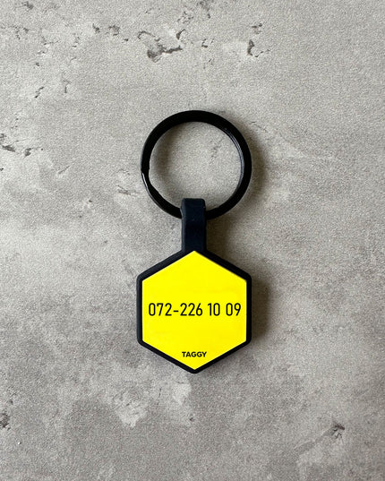 Gul namnbricka till hund - Typsnitt Tea