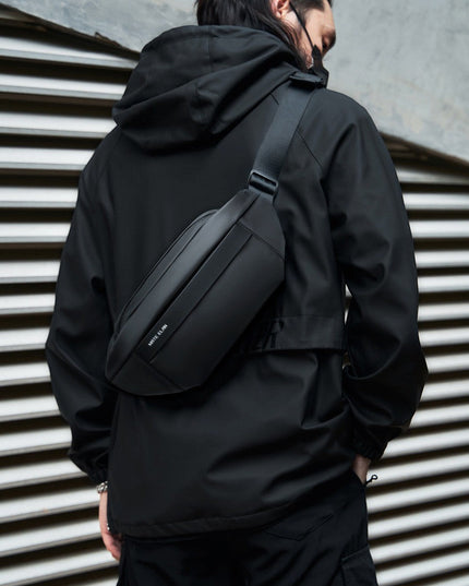 Crossbody väska i vattentåligt material, flera fack